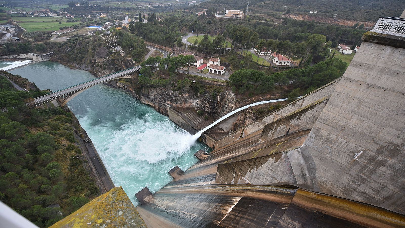 La energía eólica y la hidraúlica abaratan la electricidad - Telediario 2 | Ver