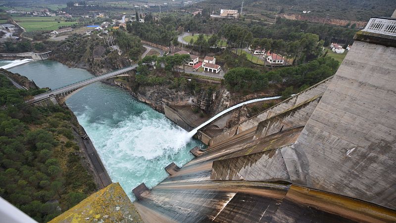 La energía eólica y la hidráulica abaratan la generación de electricidad