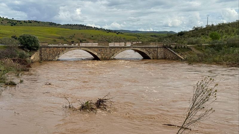 Efectos de la borrasca: hallan los cuerpos de dos desaparecidos y continúa preocupando la crecida de los ríos