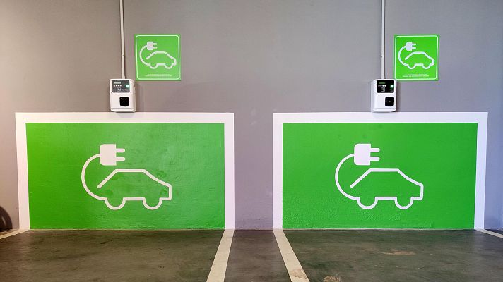 Telediario 1 - La Anfac propone un decálogo para acelerar el despliegue de puntos de recarga de coches eléctricos