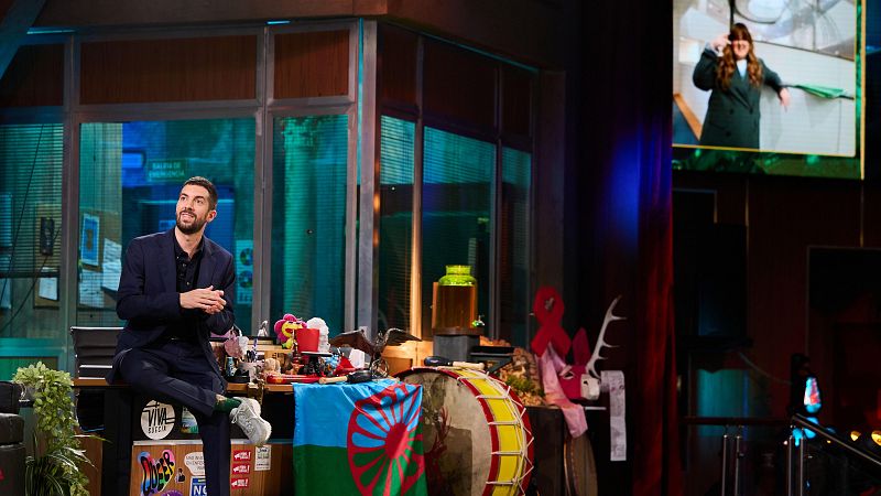 La Revuelta | Lalachus, en Bruselas con el árbol del año 19/3/25 - La Revuelta | Ver