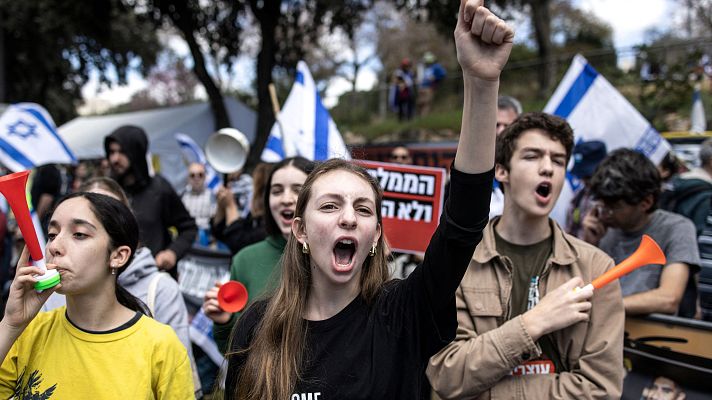 Telediario 2 - Miles de israelíes protestan contra Netanyahu en Jerusalén