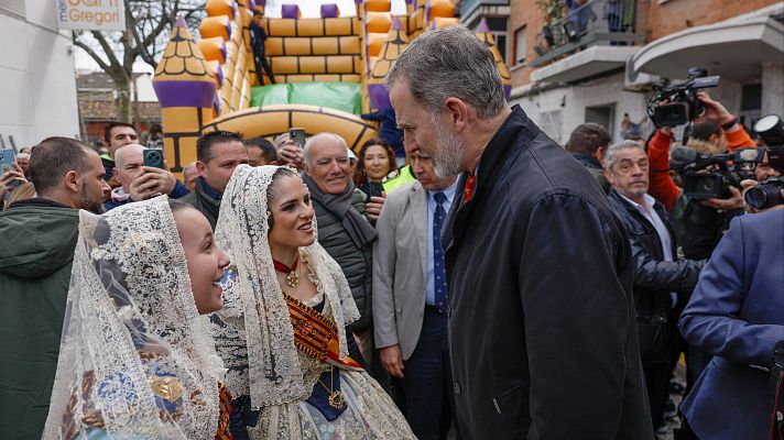 El rey Felipe VI, en la localidad valenciana de Torrent, una de las damnificadas por la dana, para visitar varios monumentos falleros que arderán esta noche de San José.