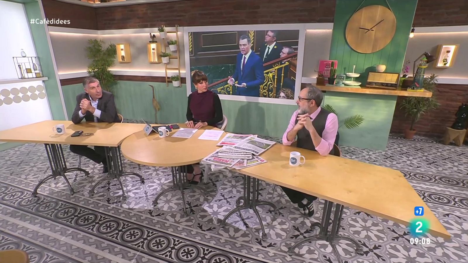 Gemma Nierga i Víctor Amela entrevisten l'actor, que presenta 'Los aitas'. Obrim debat sobre la problemàtica al servei. I veiem per què puja el cafè