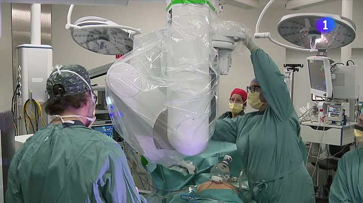 L'Informatiu - El primer robot 'Da Vinci' de la sanitat pública espanyola amb un sol braç