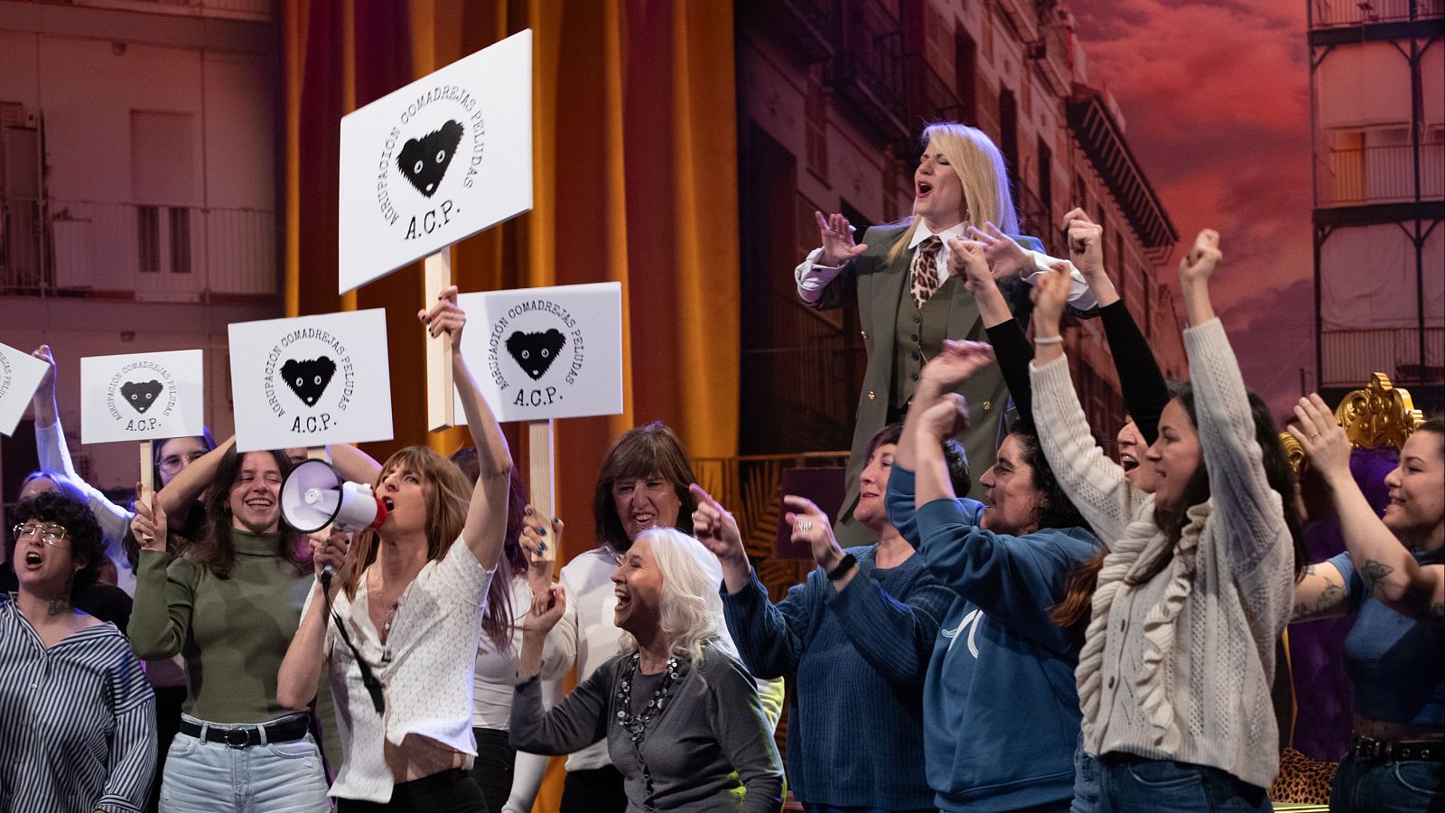 Clara Ingold y su oda al pelo femenino en 'Al cielo con ella' - Al cielo con ella | Ver