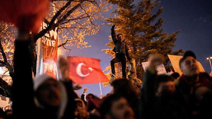 Informativo 24h - Miles de turcos salen a la calle por la detención del alcalde de Estambul