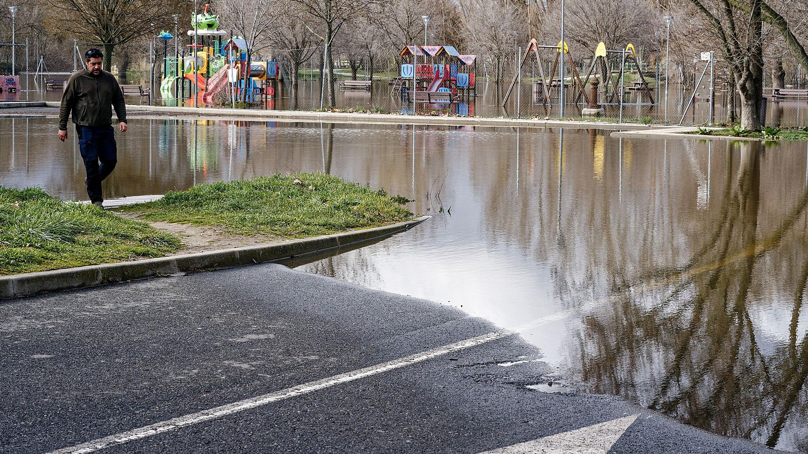 Desalojados a hombros los residentes de una casa de monjas por las inundaciones en Ávila - La hora de La 1 | Ver