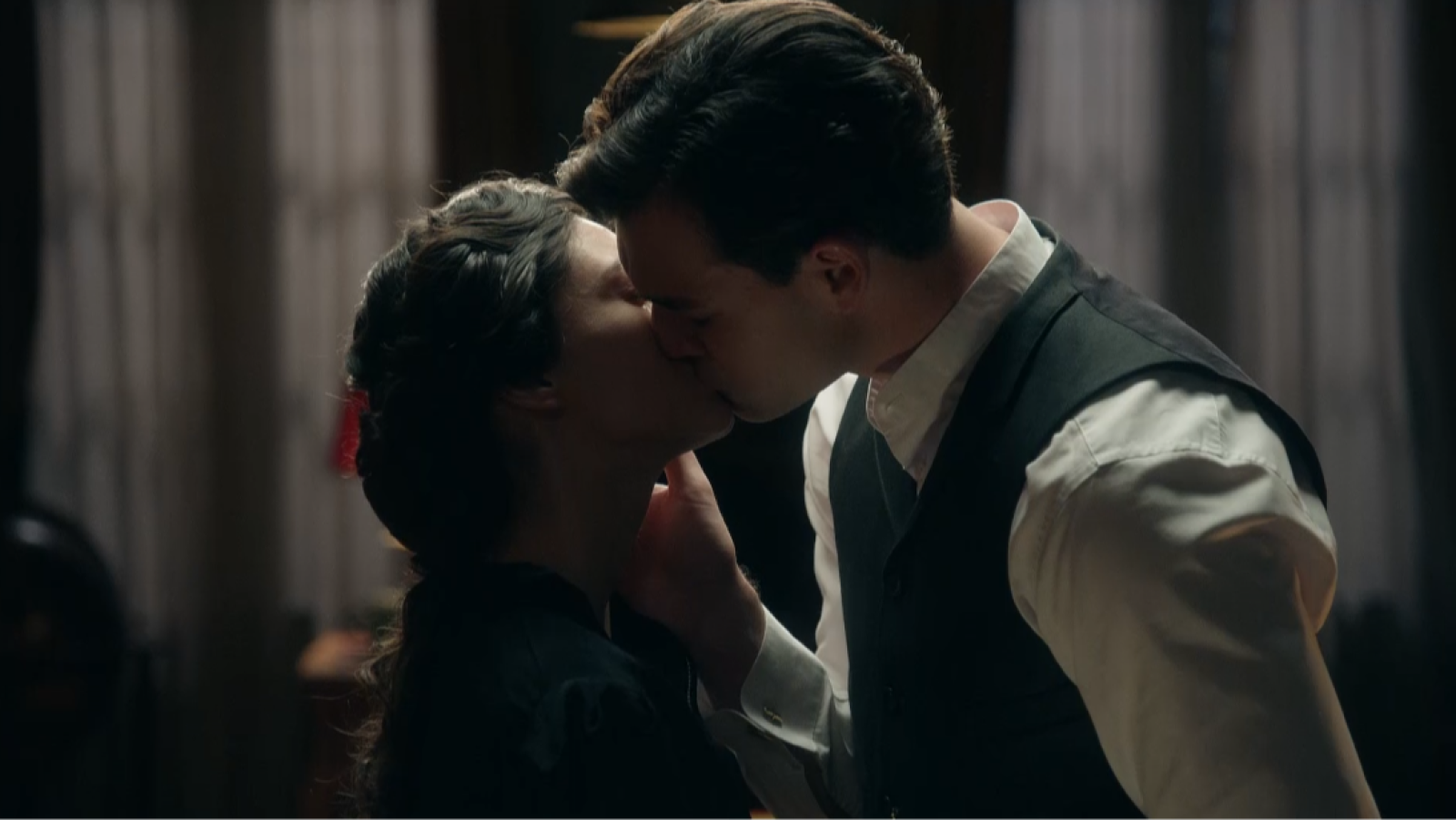 La Promesa: La relación de Ángela y Curro avanza - La promesa | Ver