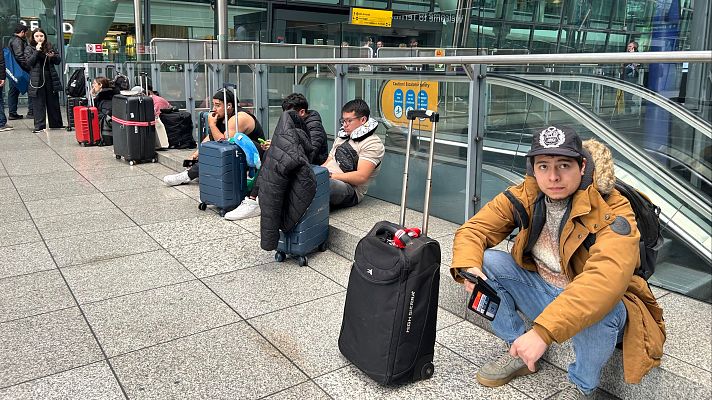 Telediario 1 - El incendio en el aeropuerto de Heathrow causa un caos de retrasos y cancelaciones de vuelos en España