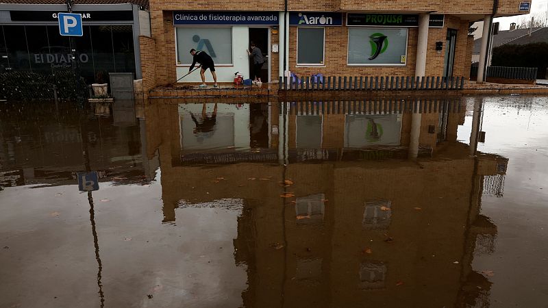 La crecida del río Adaja inunda el centro de Ávila - Informativo 24h | Ver