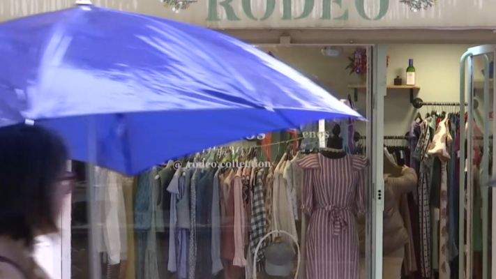 Telediario 2 - La acumulación de semanas lluviosas lastra el comercio local