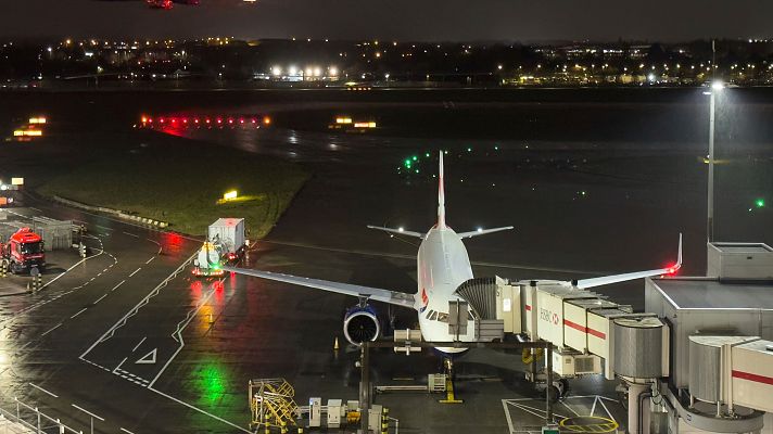 Telediario 2 - El aeropuerto de Heathrow reanuda parcialmente su actividad tras un incendio en una subestación eléctrica