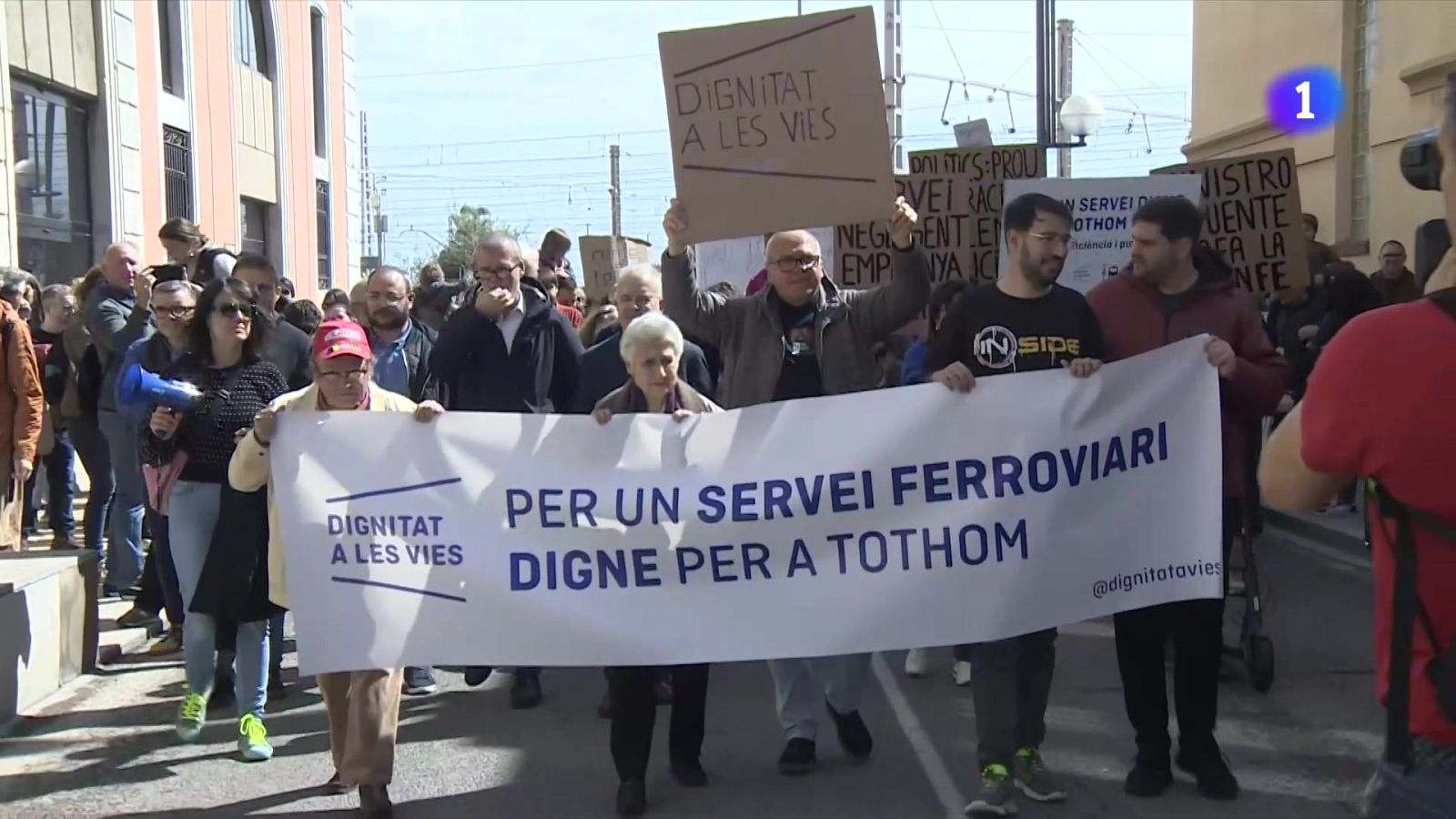 Jornada de mobilitzacions a Catalunya per reclamar un servei ferroviari digne - L'Informatiu | Veure