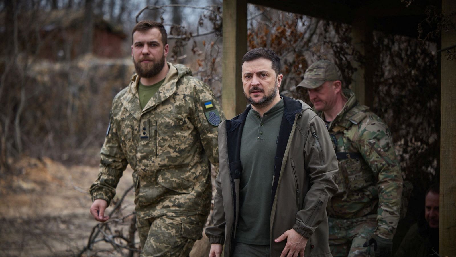 Zelenski visita a las tropas en el frente tras los últimos ataques de Rusia | Ver