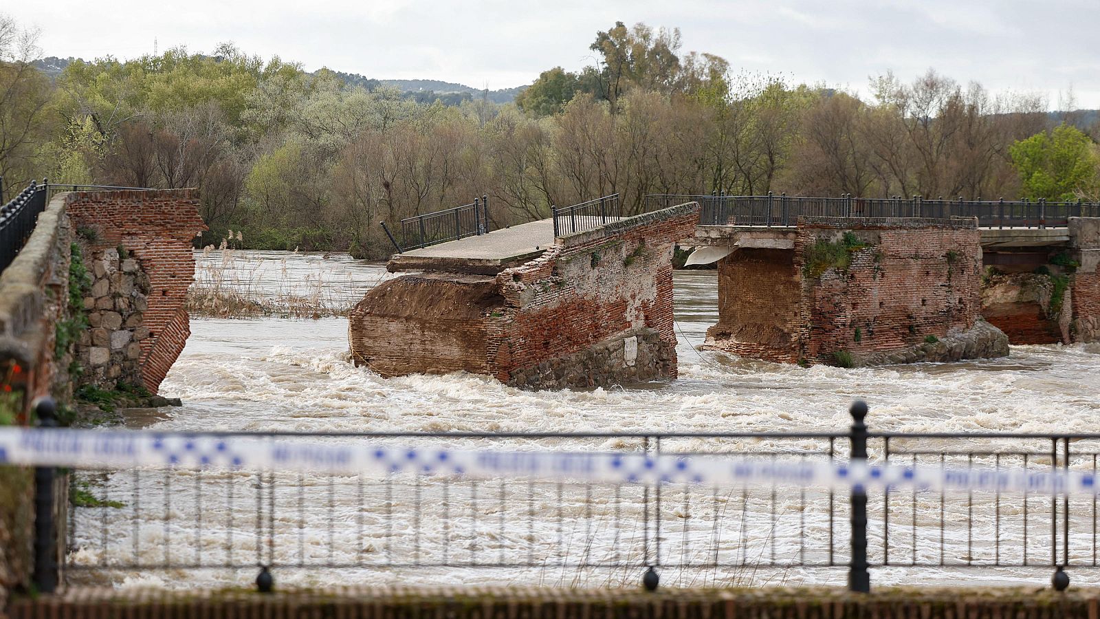 La crecida del río Tajo derrumba parte del puente viejo de Talavera de la Reina - Fin de semana 24h | Ver