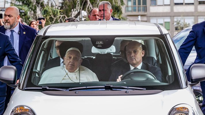 Fin de semana 24h - El papa abandona el Hospital Gemelli en coche camino a la residencia de Santa Marta en el Vaticano