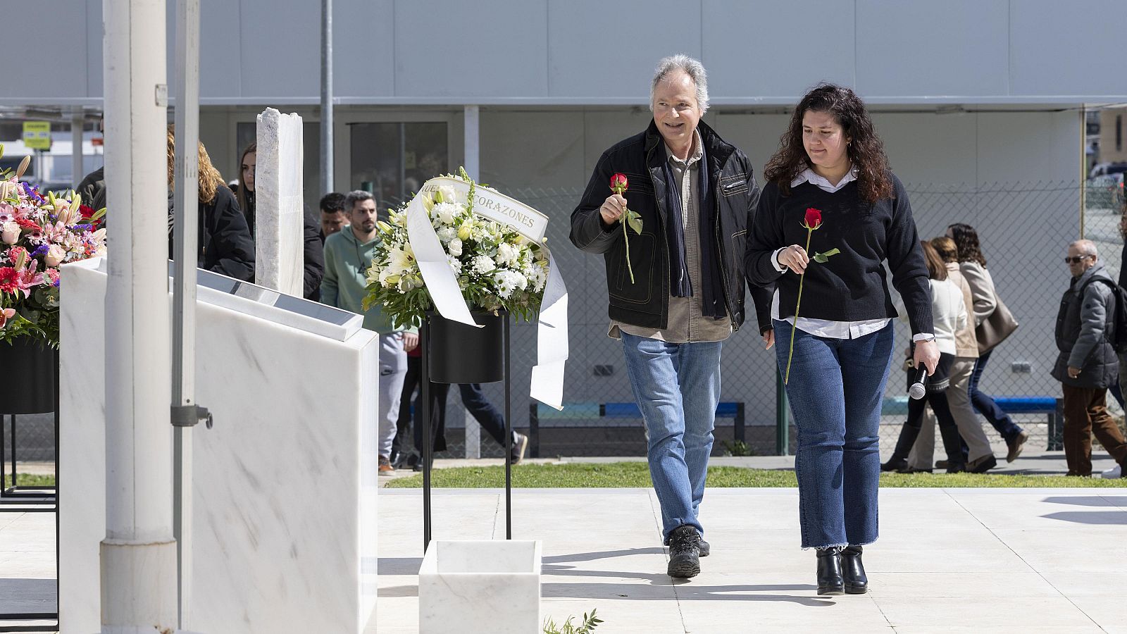 Acte de record a les víctimes de la catàstrofe aèria de Germanwings - L'Informatiu | Veure