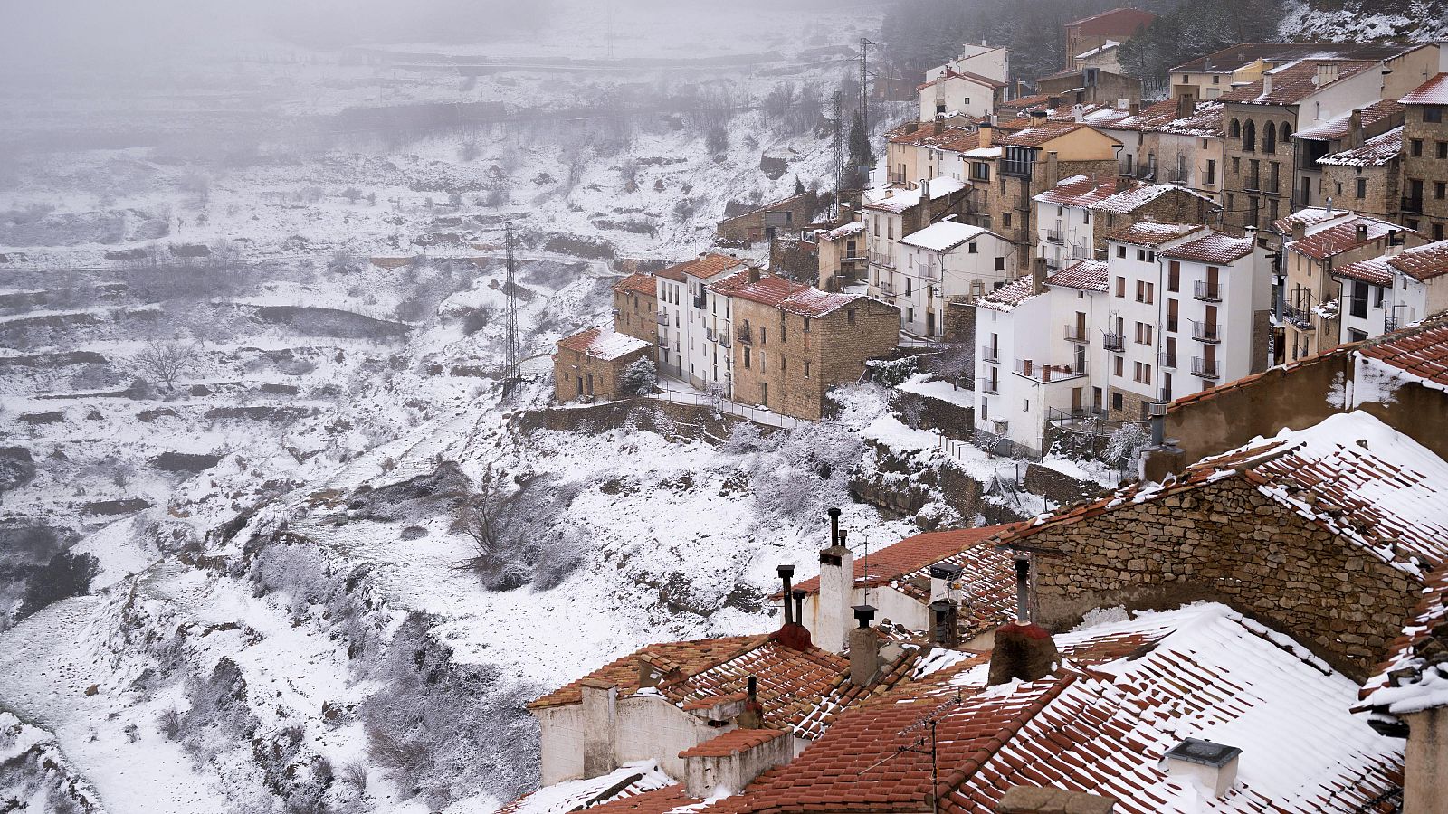 Martinho se despide con nieve, viento y mucho oleaje | Ver