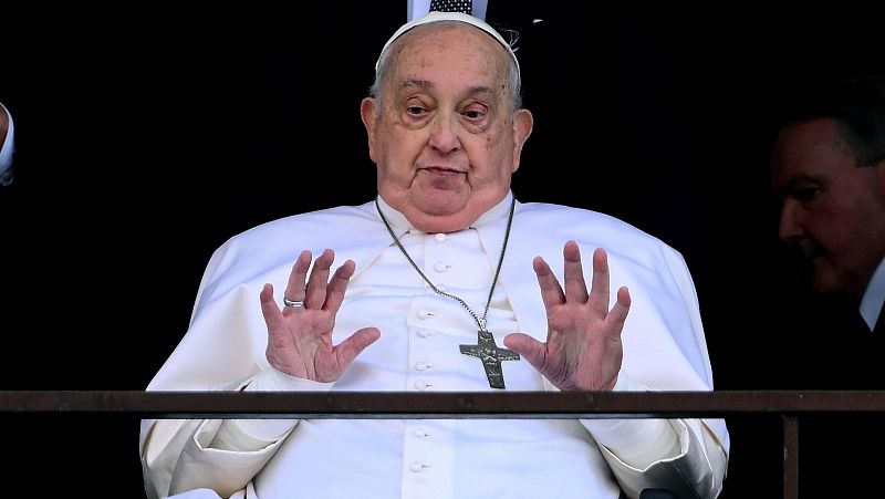 El papa Francisco reaparece en pblico y recibe el alta hospitalaria: "Gracias a todos"
