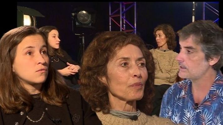 Cuatro personas conversan en un estudio con focos; el texto superior indica que la imagen corresponde al proyecto \"Voces Maestras\", con dirección artística de Carmen Albacete, Pilar Revuelta y Pepe Domínguez.