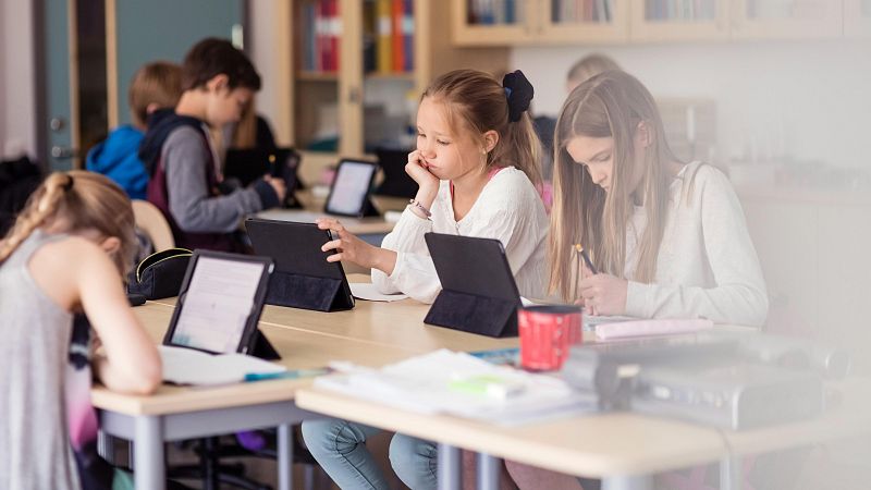 Opiniones divididas ante la prohibición de pantallas en las aulas | Ver