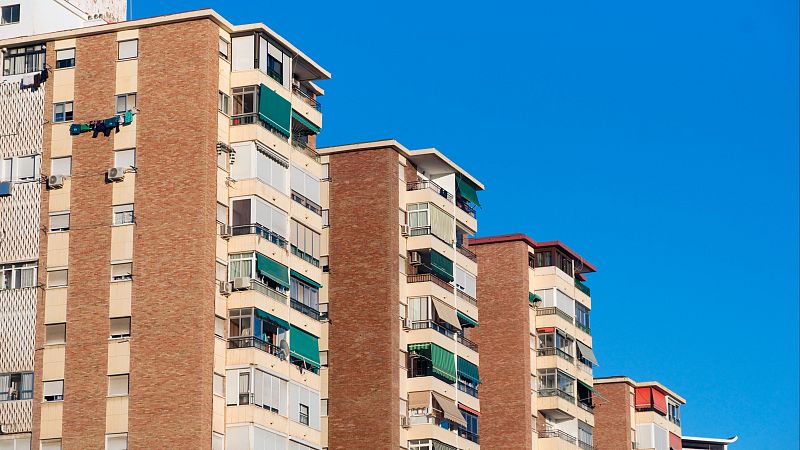 La mitad de hipotecas en España, destinadas a invertir - Telediario 1 | Ver