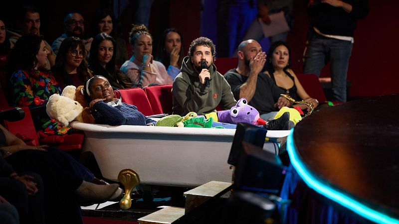 La Revuelta | Un árbitro y una concursante de Gran Hermano 24/3/25 - La Revuelta | Ver