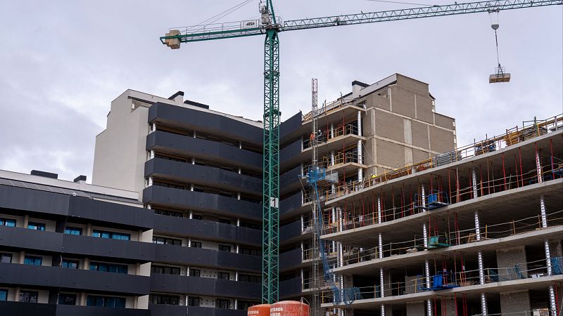 Más de la mitad de las personas que se hipotecan lo hacen para invertir - Telediario 2 | Ver