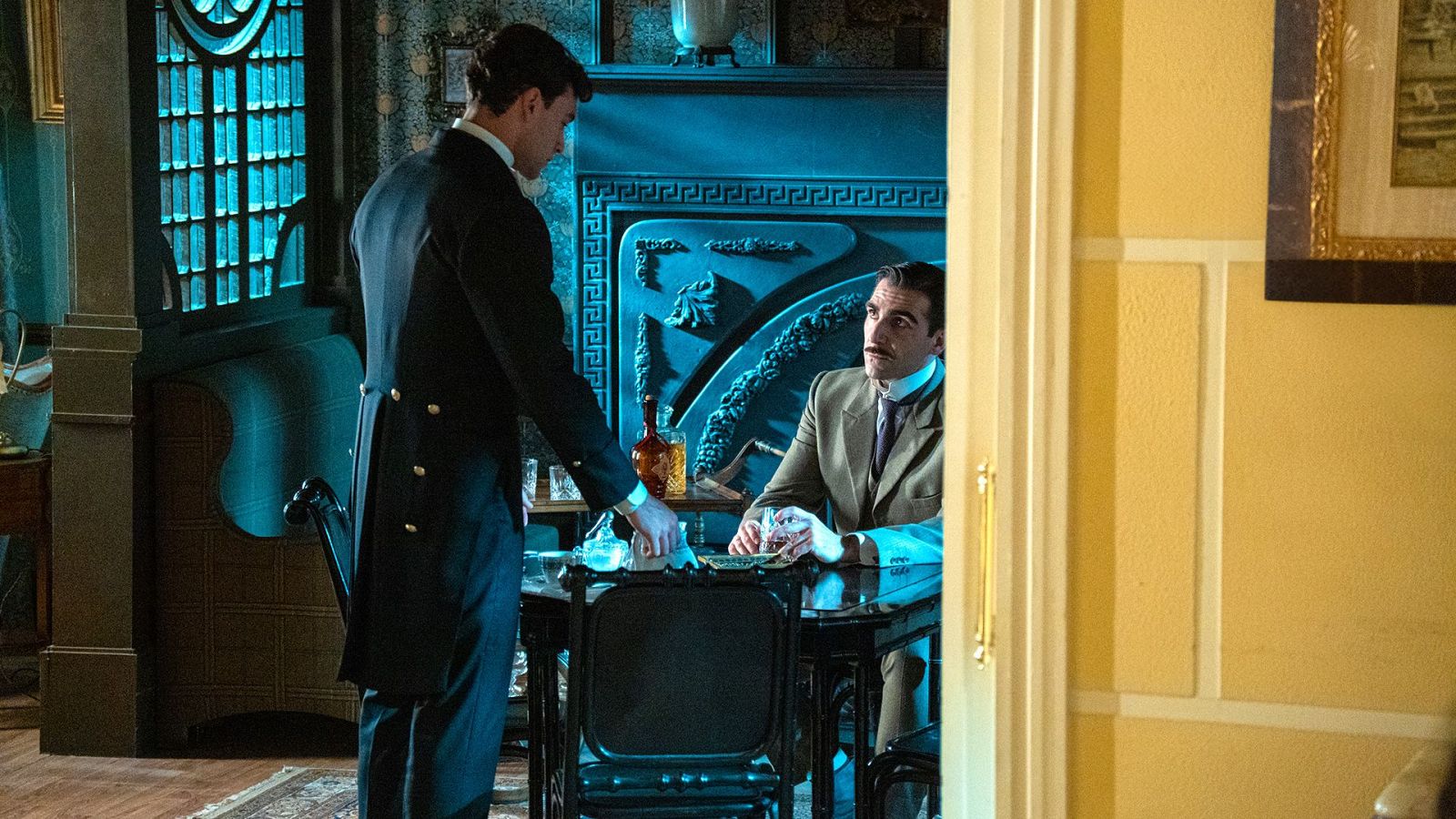 La promesa - Lorenzo humilla a Curro como lacayo - La promesa | Ver