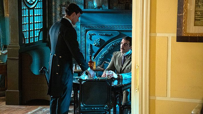 La promesa - Lorenzo humilla a Curro como lacayo