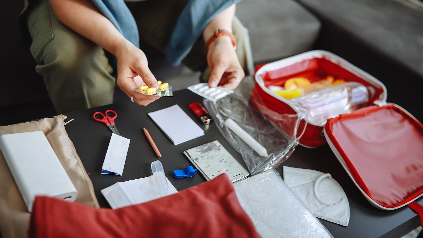 La UE prepara una guía para subsistir con lo esencial durante 72 horas - Telediario 2 | Ver