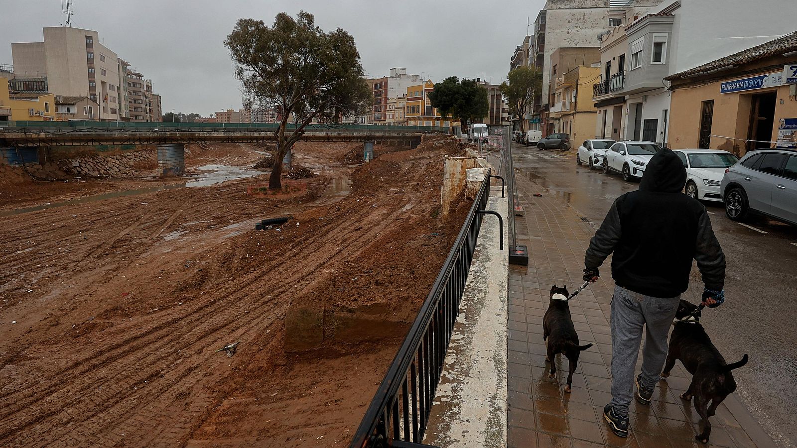 Colas del hambre tras la dana: "Vengo para recoger algo y ahorrar para poder pagar" - Telediario 1 | Ver