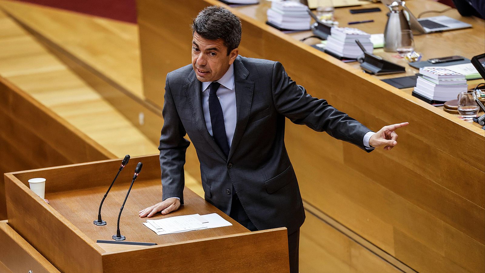 PSOE y Compromís exigen la dimisión de Mazón y le acusan de falta de "humanidad" - Telediario 1 | Ver