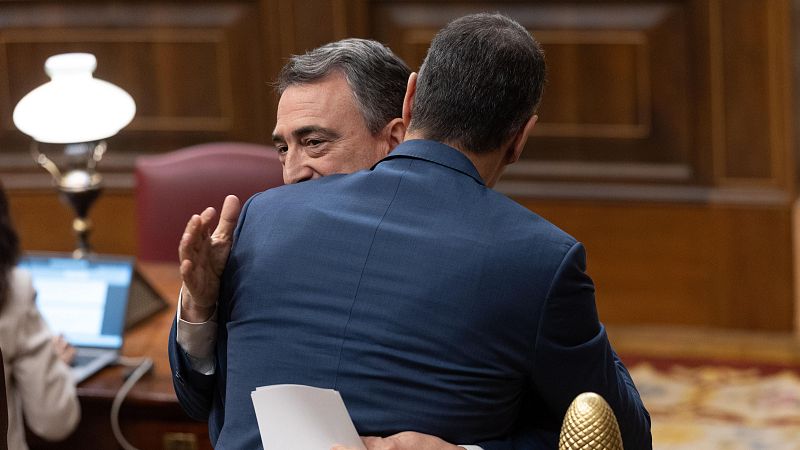 Sánchez se despide de Aitor Esteban y lo erige como ejemplo de "buen parlamentarismo"
