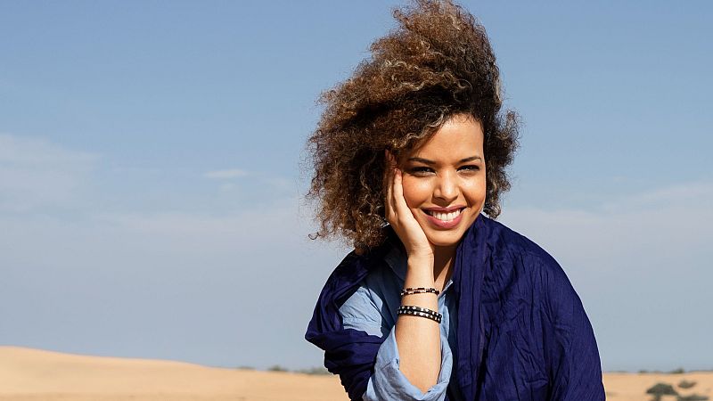 'Flores de papel': la novela que narra el Sáhara a través de sus de mujeres