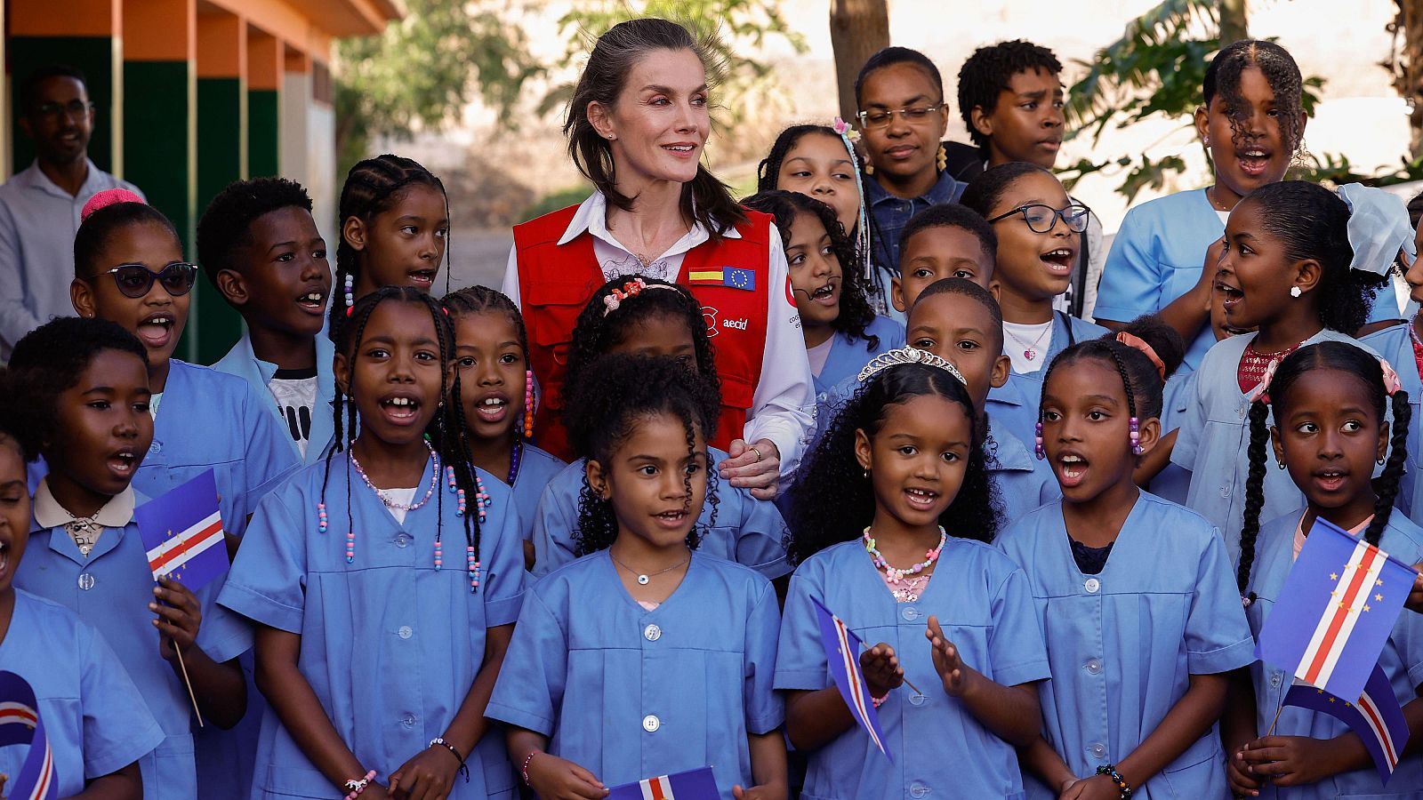 La reina Letizia visita colegios y mercados en Cabo Verde | Ver