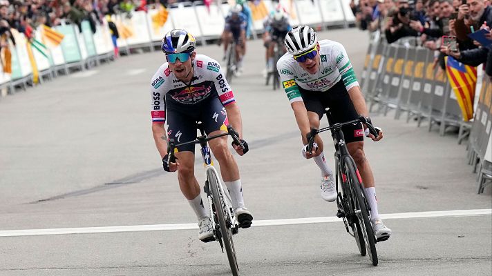Ciclismo - Roglic le gana a Ayuso en la llegada de la Volta a Montserrat