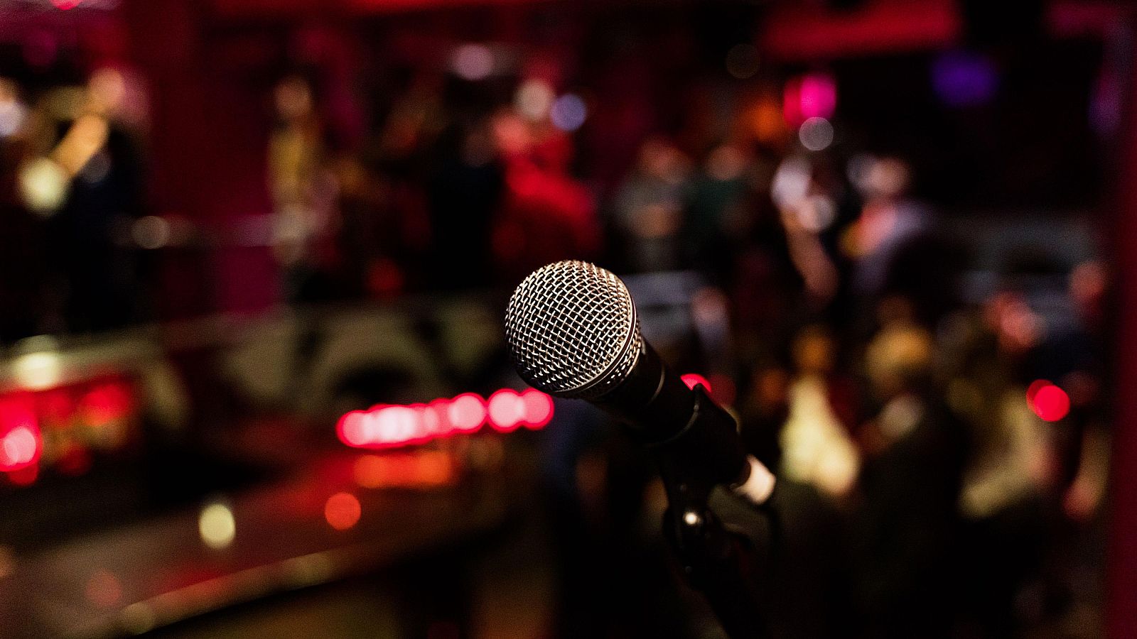 Las redes sociales contribuyen al éxito de los monólogos de humor - Telediario 1 | Ver