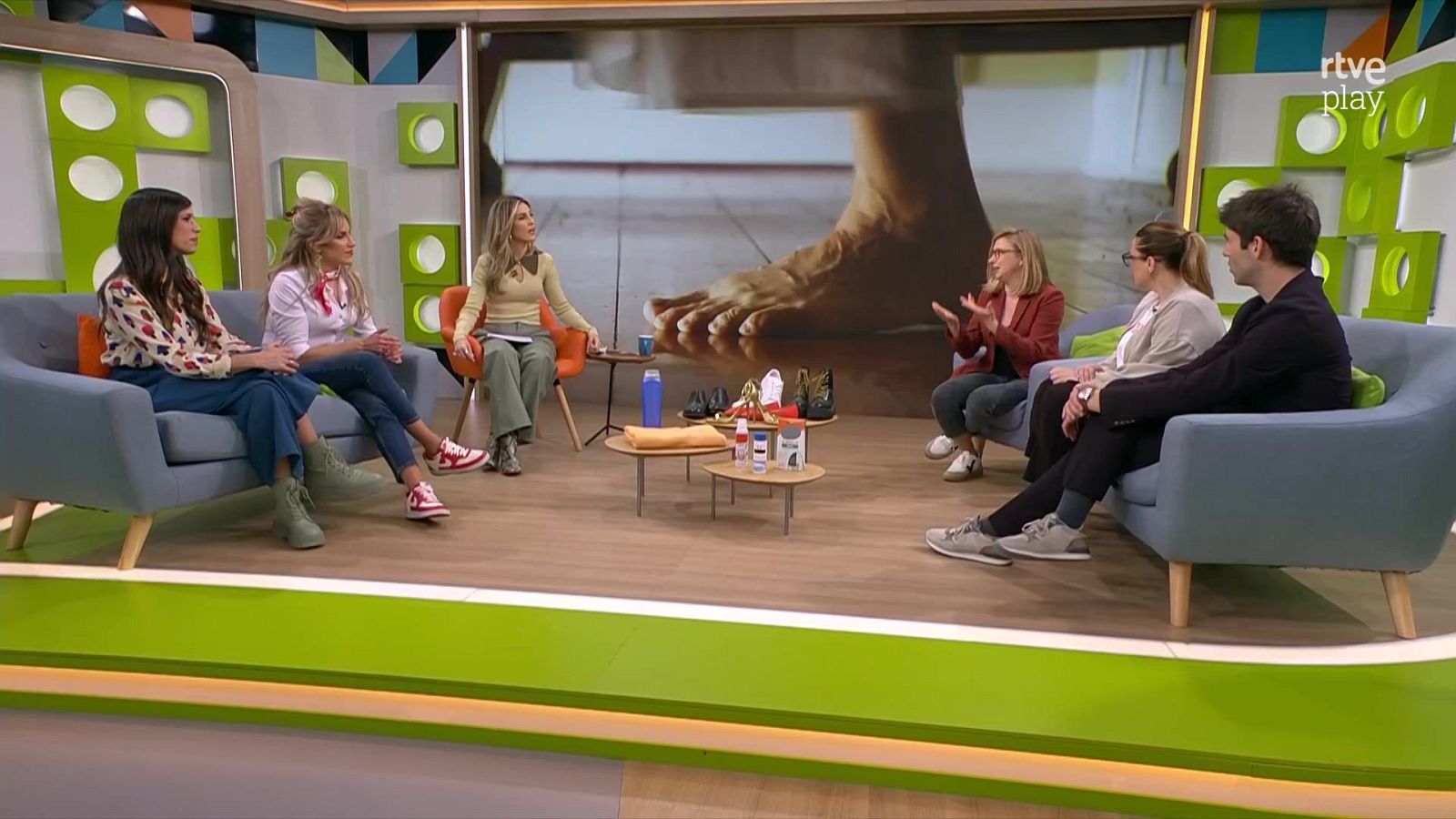 Per què ens fan pudor els peus i com evitar-ho? | L'altaveu - L'altaveu | Veure