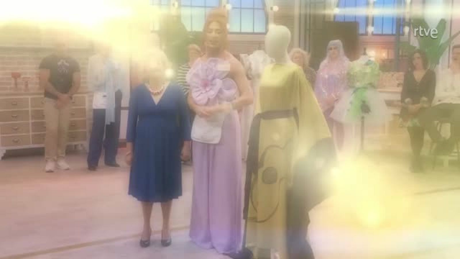 Carmen Farala nos emociona con un homenaje de alta costura a su padre - Maestros de la costura Celebrity | Ver