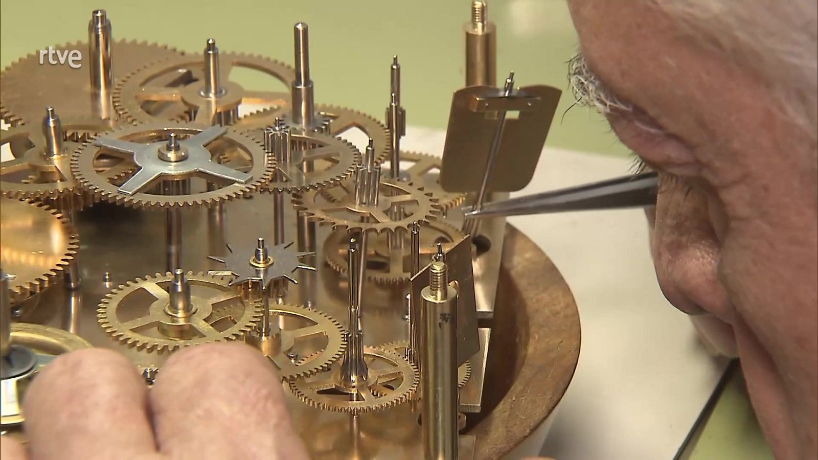 Cirujanos del reloj - Aquí hay trabajo | Ver