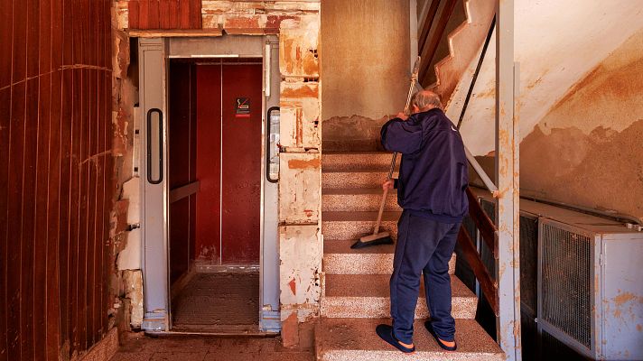 Telediario 1 - Más de 300.000 personas siguen sin ascensor tras la dana, muchas de ellas con movilidad reducida
