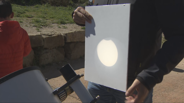 L'Informatiu - Enlluernats per l'eclipsi