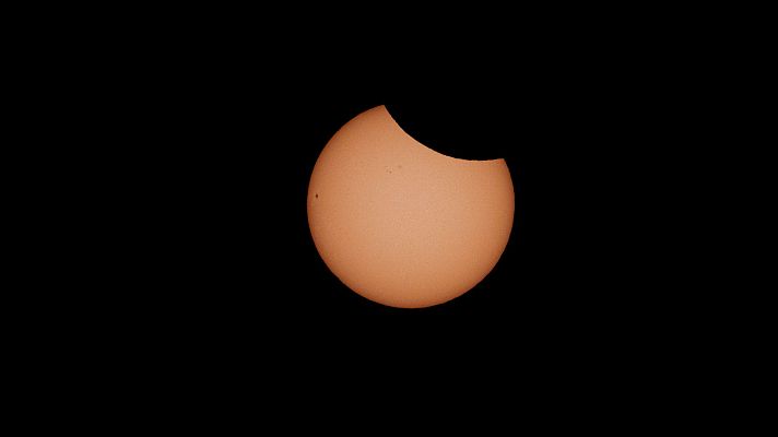 Telediario Fin de Semana - España presencia su primer eclipse solar parcial visible en 20 años