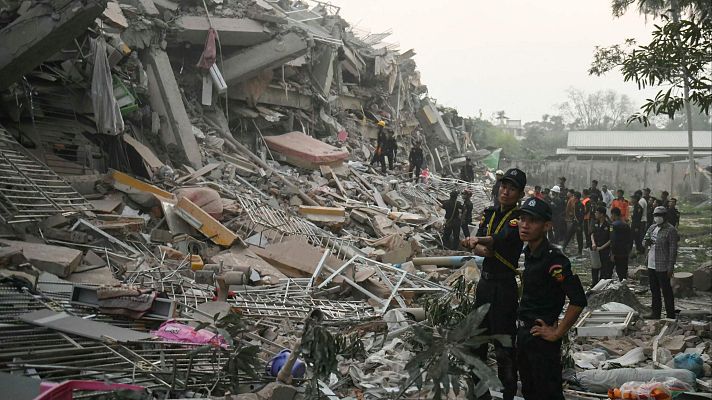Telediario Fin de Semana - Birmania y Tailandia siguen buscando desaparecidos por el terremoto mientras aumentan los muertos