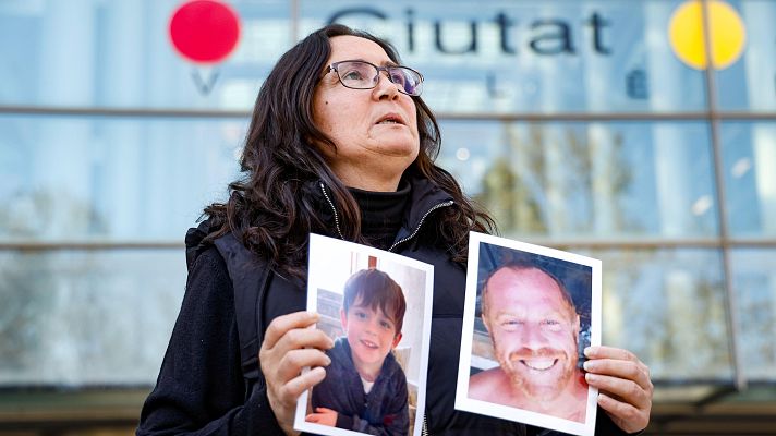 Ana María Coll muestra las fotos de dos de sus familiares