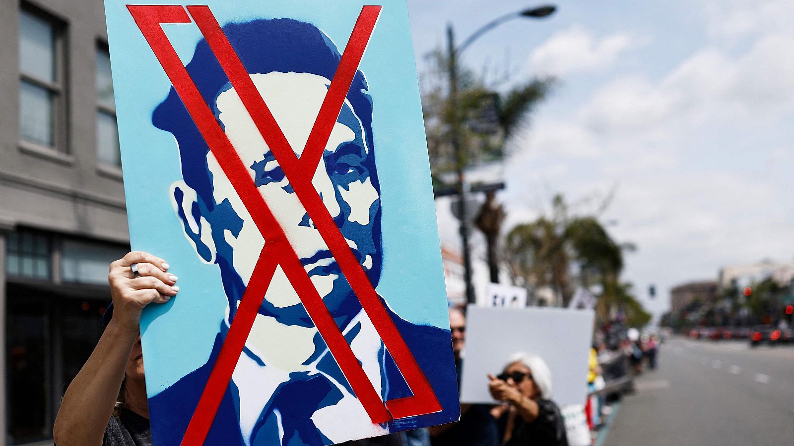 Protestas en los concesionarios de Tesla por el papel de Elon Musk en el Gobierno de Trump | Ver