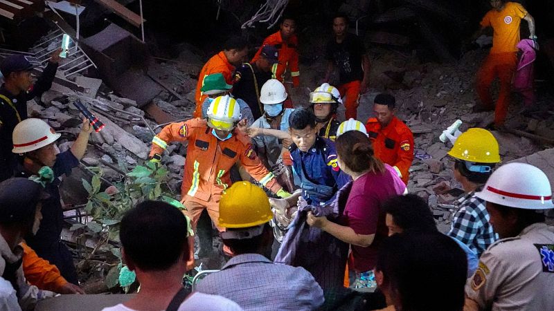 Birmania consigue rescatar supervivientes del terremoto | Ver