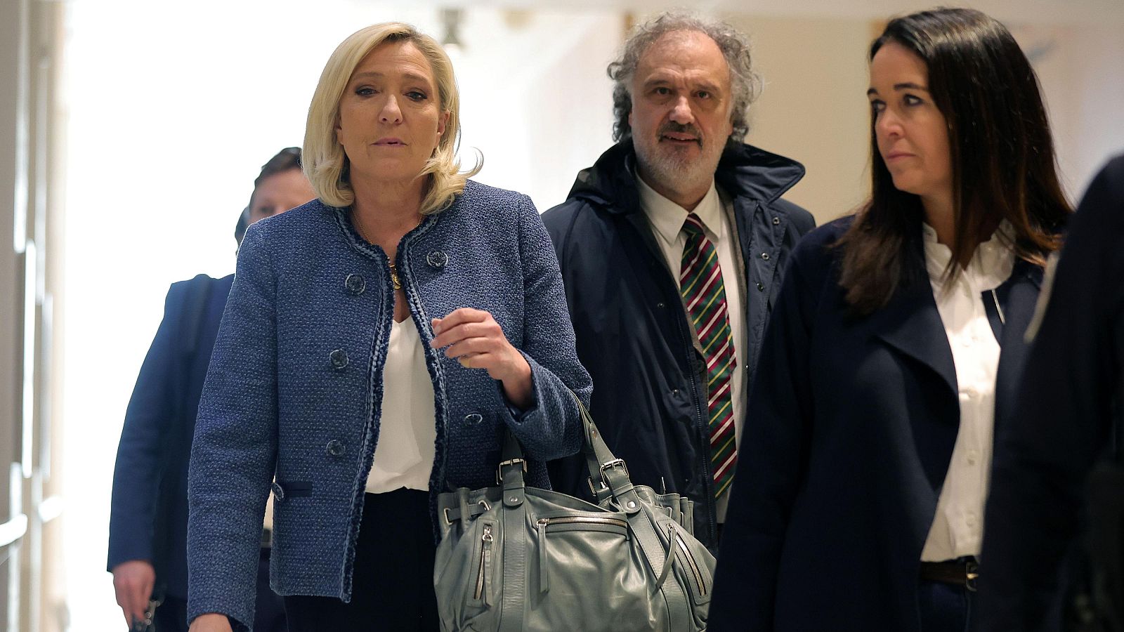 Le Pen, inhabilitada durante cinco años tras ser condenada por malversación | Ver